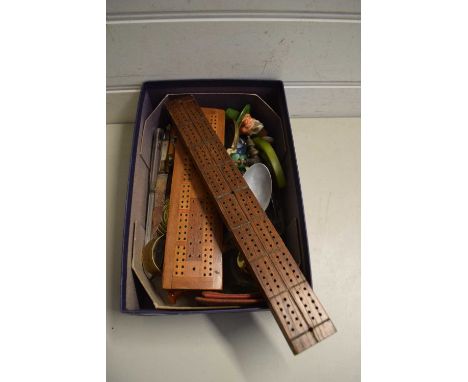 BOX MIXED ITEMS TO INCLUDE CRIBBAGE BOARDS, TABLE LIGHTER, NOVELTY DECANTER STOPPER ETC