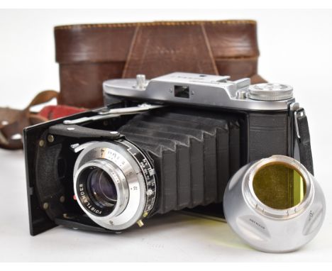 Voigtlander Bessa 1 folding camera with Vaskar 1:4.5/105 lens, in original leather case with hood