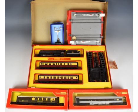 Tri-ang RS.1 00 gauge model railway set together with two passenger carriages and accessories, all in original boxes.