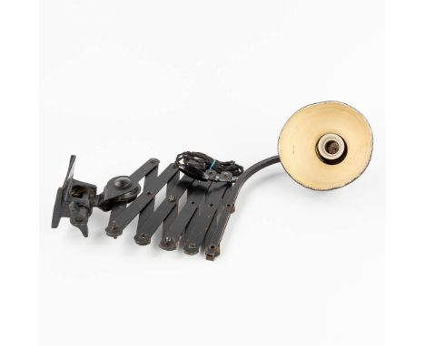 A wall-mounted accordeon desk lamp, made of lacquered metal. Circa 1950.  Dimensions: (H:35 cm)