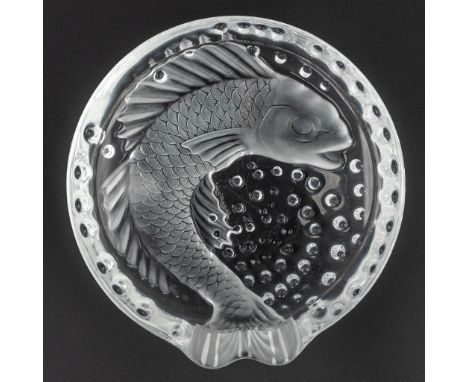 Lalique France, a bowl decorated with a fish and made of glass.  Dimensions: (W:15,8 x H:4,5 cm)