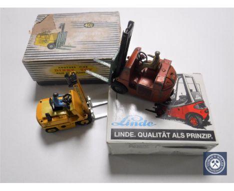 Four vintage die cast fork lift trucks - two Dinky 401 (one boxed), Dinky Toys conveyancer and a boxed Linde 