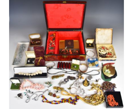A collection of jewellery including garnet necklace, mother of pearl, coral and shell necklaces, diamant&eacute; necklace and
