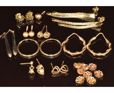 A pair of 18k gold hoop earrings, a pair of 18k gold tri-coloured earrings (6.2g), six pairs of 9ct gold earrings (4.5g), a p