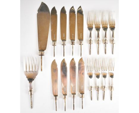 Set of eight Edward VII hallmarked silver fish fork tines and fish knife blades together with matching serving knife and fork