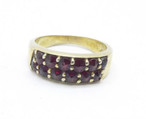 A yellow metal and garnet ring, 3.5g, K 