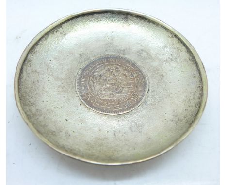 A Chinese sterling silver dish, inset with one yen coin 416, 95.1g 