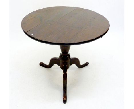 A Georgian elm circular occasional table on turned column and triple cabriole supports 