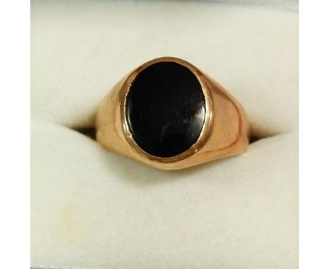 A gold gentleman's signet ring set black onyx, size O, 6.4g 