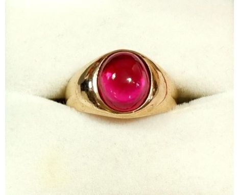 A gold ring set cabochon cut ruby, size I, 3.7g 