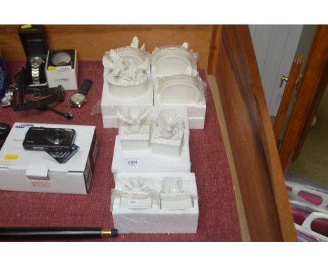 A quantity of porcelain trinket boxes (124)