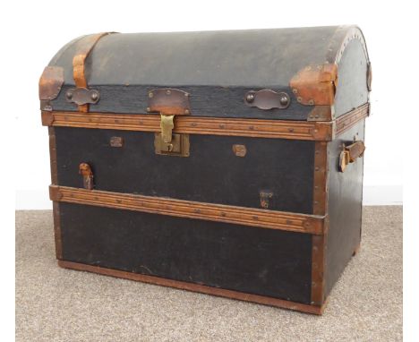 Victorian Wooden banded dome top trunk, with lift out interior tray, W77cm, H65cm, D52cm Condition Report & Further Details C