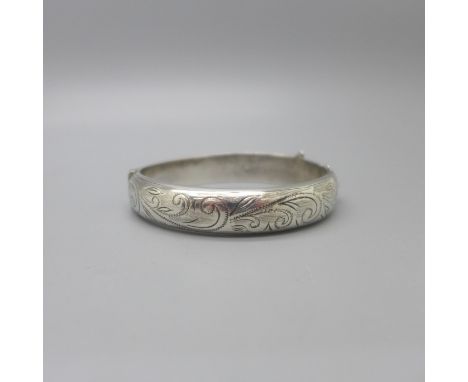 A silver bangle, 20g, lacking safety chain