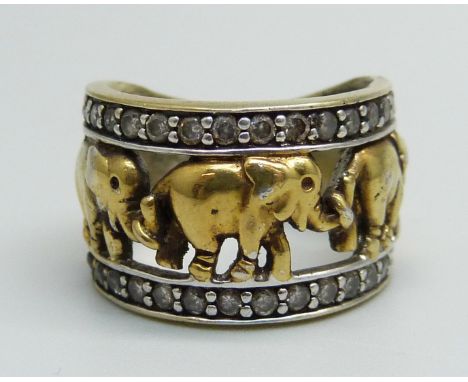 A silver gilt ring with elephant detail, K 