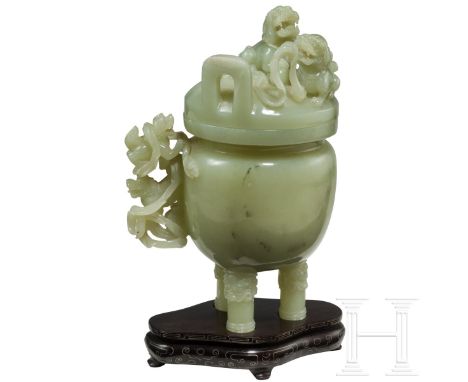 Weihrauchbrenner aus Jade, China, 20. Jhdt.  Bauchiges Gefäß auf drei runden Füßen aus schöner seladonfarbener Jade. Glatt po