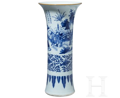 Große blau-weiße Soldatenvase, China, wohl Kangxi-Periode (18. Jhdt.) Schlange Vase mit ausgestelltem Rand. Fein gemalte Szen