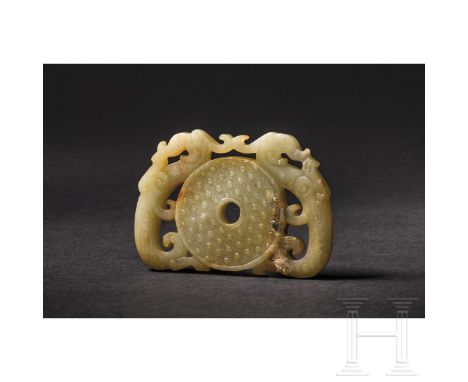 Kleine Jade-Bi-Scheibe mit Drachen-Motiv, China, 20. Jhdt.   Seladonfarbene Jade mit teilweise hellbraunen Einschlüssen. In F