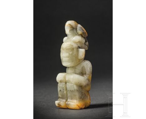 Jade-Schnitzerei "Mann mit Vogel", 20. Jhdt.   Jadeit mit grau-braunen Einschlüssen, vollplastisch geschnitzt und graviert. D