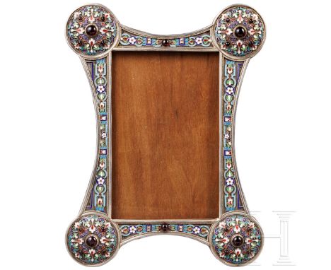 Cloisonné-Emaille-Fotorahmen, Russland, 20. Jhdt.   Silber, Rückseite Holz. Im Querschnitt rechteckiger Fotorahmen mit konkav