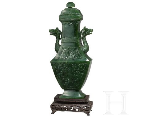 Jade-Vase mit Drachenhenkeln, China, 20. Jhdt.  Spinatgrüne Jade. Sich in der oberen Hälfte verjüngendes Gefäß mit Deckel. Di