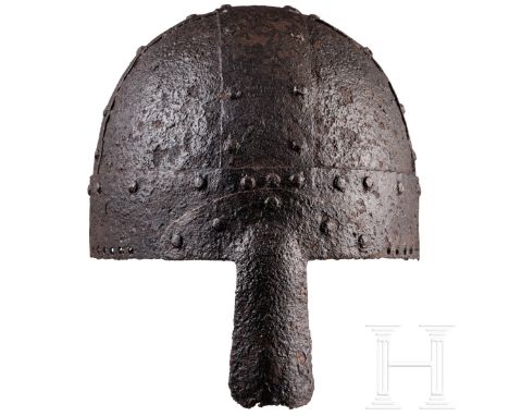 Bandhelm mit Nasal, wikingerzeitlich, 10. Jhdt.  Kalotte aus vier Segmenten, die durch zwei kreuzförmig angeordnete Eisenbänd
