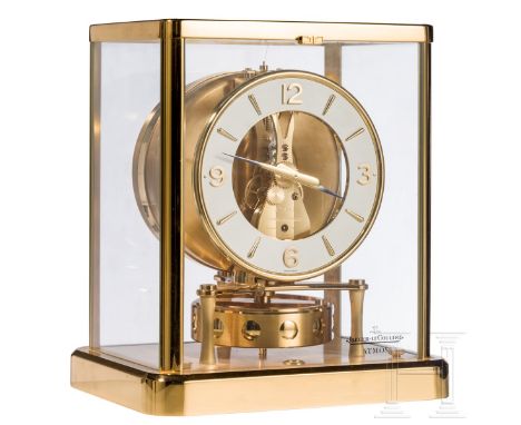 Tischuhr Atmos, Jaeger LeCoultre, Schweiz, um 1980/90 Vergoldetes Messinggehäuse. Weißes Ziffernblatt, mit arabischen Zahlen 
