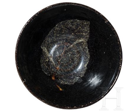 Jizhou-Teeschale mit Blattdekor, China, wahrscheinlich südliche Song-Dynastie (1127 - 1279) Runder Standring. Umseitig dunkel