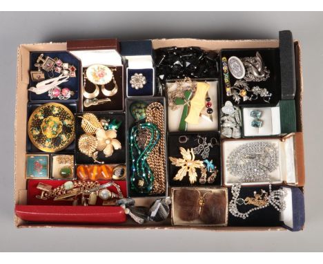 A tray of assorted vintage costume jewellery, to include jade coloured crucifix pendant, powder compact, cocktail watches, dr