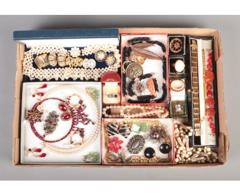 A tray of costume jewellery, containing vintage examples. Includes Fero watch ring, gate bracelet, brooches and beaded neckla