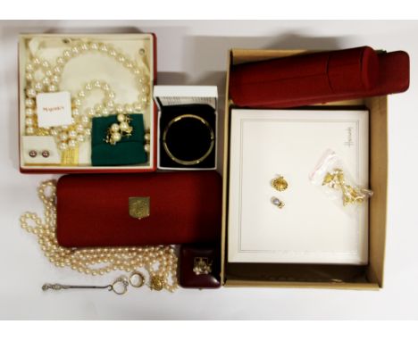 A box of good costume jewellery.