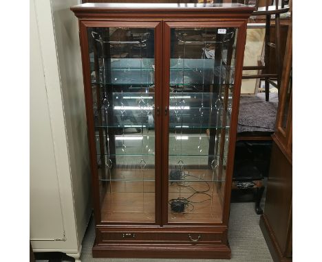 A mahogany four shelf mirror backed display cabinet, 150 x 88 x 40cm.