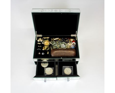 A jewellery box and contents.