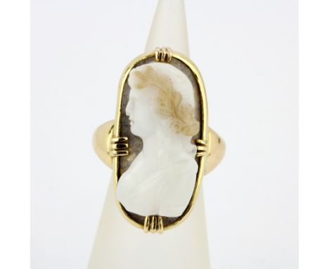 An antique yellow metal (tested high carat gold) glass cameo ring, (F.5).