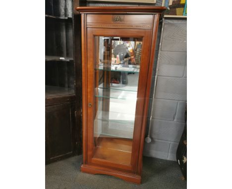 An inlaid mahogany four shelf display cabinet, 142 x 62 x 36cm.