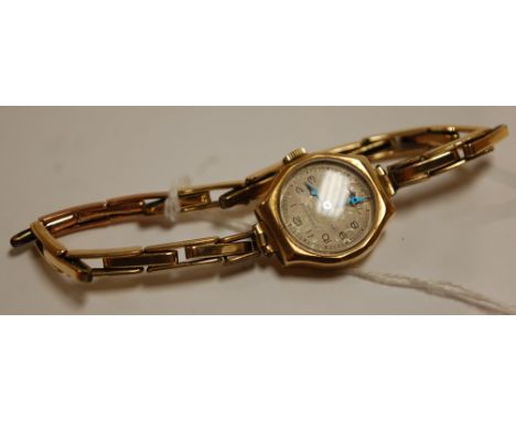 A JW Benson 9ct gold cased ladies wristwatch having manual wind movement and on expanding bracelet