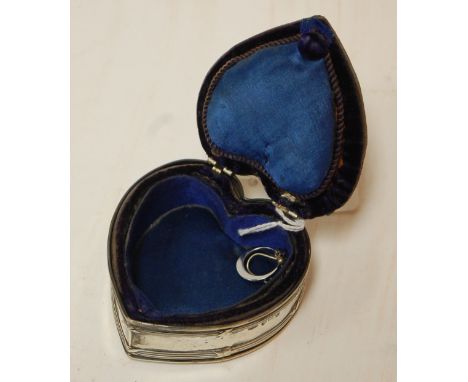 An Edwardian silver mounted heart shaped trinket box/pin cushion  Condition Report / Extra Information Silver good with some 