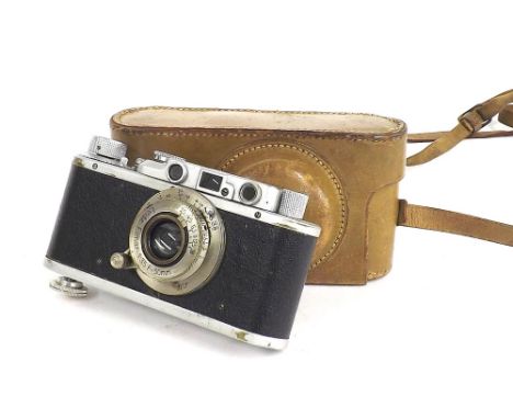 Leica DRP Ernst Leitz Wetzlar no. 12402 vintage camera, fitted within original leather carry case