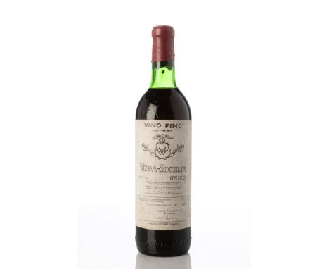 A bottle of Vega Sicilia Único fine table wine, 1941, Ribera del Duero.Category: red wine.75 cl.Cork is below the level of en