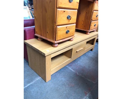 A light oak modern av stand 
