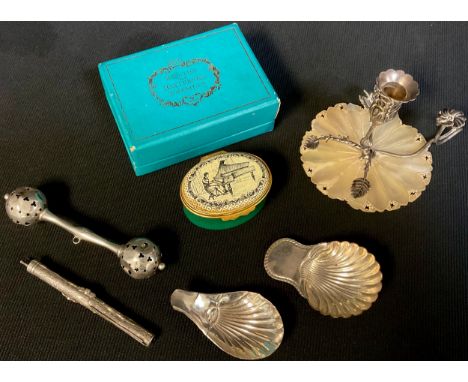 An Edwardian silver rattle, Birmingham 1903;  a silver sliding pencil;  a plated shell caddy spoon;  a mother of pearl and si