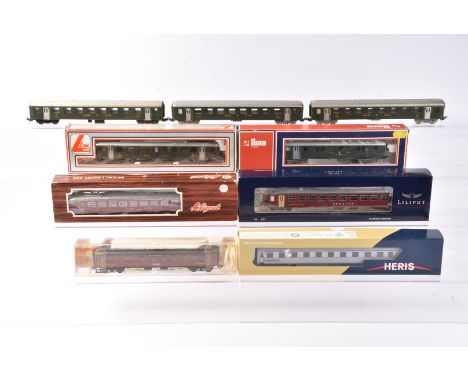Continental HO Gauge Swiss Railcar and Coaching Stock, a Lima boxed 208031 Re 4/4 1435 of the SBB and  four coaches in matchi