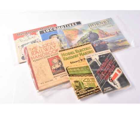 Hornby Trains 0 Gauge 1938-9 Catalogue and Bassett-Lowke Publications and other books, Hornby 0 Gauge 1938-9 Catalogue with 3