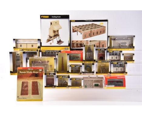 Graham Farish Scenecraft and Hornby Lyddle End N Gauge Trackside Buildings,  mainly boxed comprising Scenecraft 42-070 Coalin