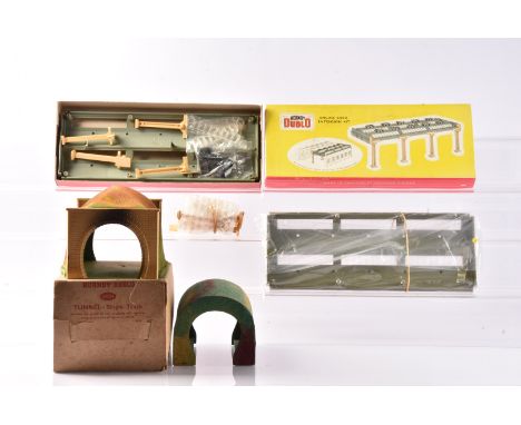 Hornby-Dublo OO Gauge 2-Rail Engine Shed Extension Kits and Tunnel, 5006 Engine Shed Extension Kit, in original box, VG, box 