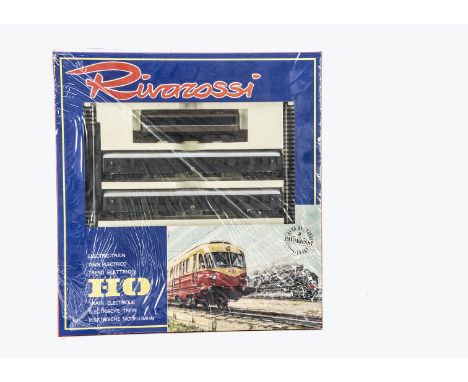 Rivarossi HO Gauge Passenger Train Set No 26,  comprising  FS green/light brown Diesel D341 017 Locomotive, two FS 2nd Class 