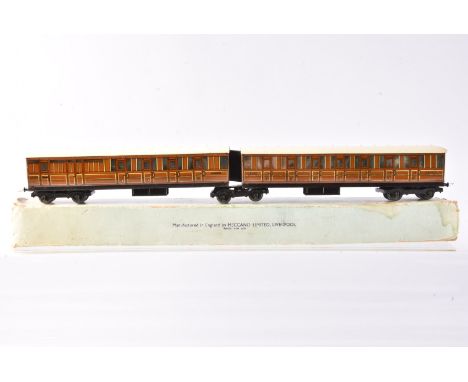 Hornby-Dublo OO Gauge Pre-War 3-Rail LNER Articulated Coaches, Brake Third and all Third articulated coaches with centre bogi