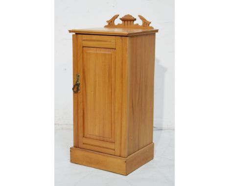 Late 19th/early 20th Century satin walnut pot cupboard fitted blind panel door   Condition: 