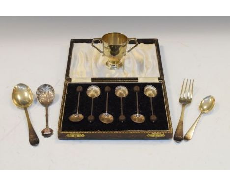 Set of six Elizabeth II silver coffee bean spoons, Birmingham 1953, cased, a George V silver two handled egg cup, London 1929