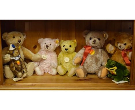 Collection of Steiff teddy bears and a frog   Condition: 