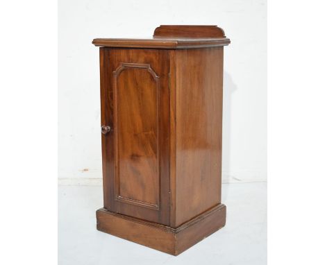 Early 20th Century mahogany pot cupboard fitted blind panel door   Condition: 